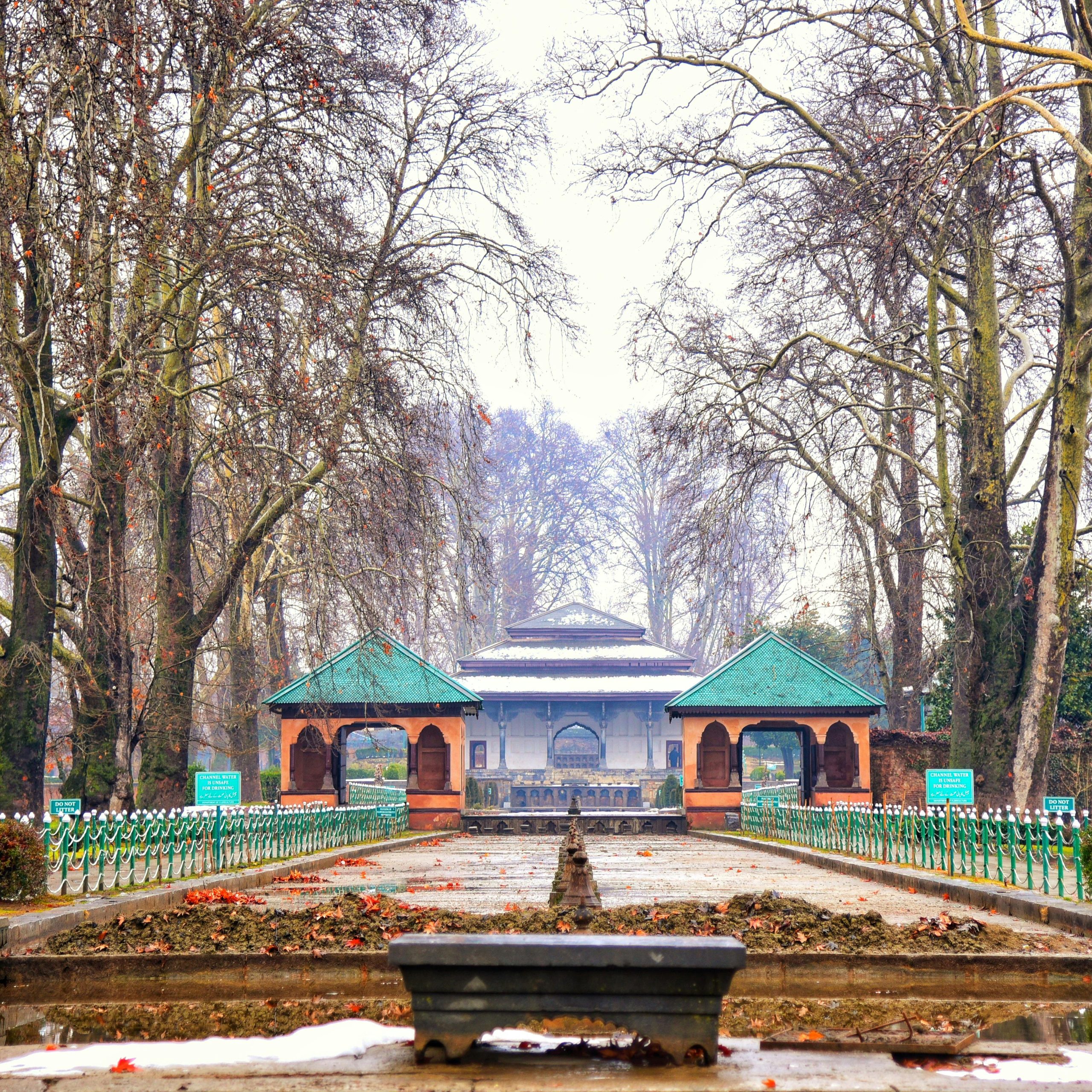  Aromatic Autumn in Kashmir – 5-Day Itinerary Embark on a breathtaking journey with Aromatic Autumn in Kashmir, where the stunning landscapes and rich cultural experiences await you.  Day 1: Arrival in Srinagar – Welcome to the Valley